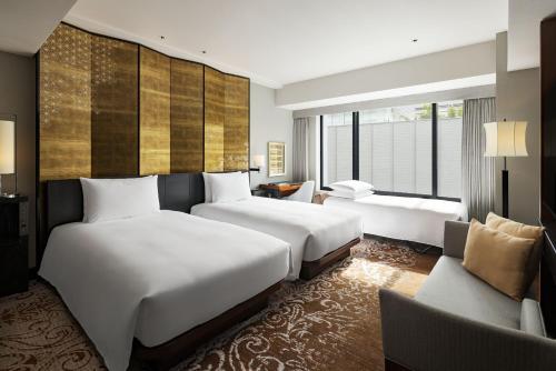 Twin Room with Extra Bed and City View