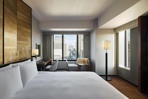 Corner King Room with City View