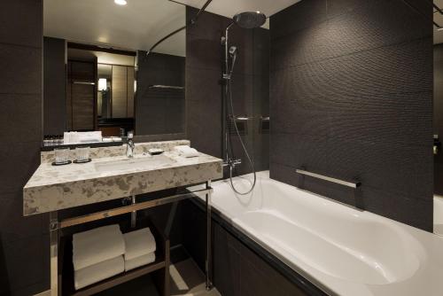 Corner King Room with City View