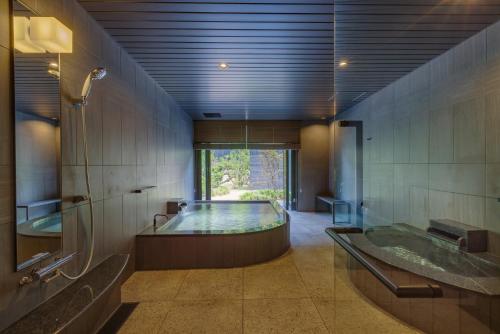 Luxury Suite with Semi-Open-Air Bath