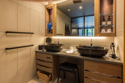 Luxury Suite with Semi-Open-Air Bath