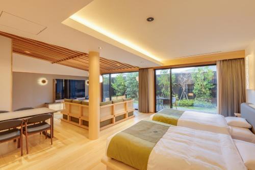 Premium Suite with Semi-Open-Air Bath	