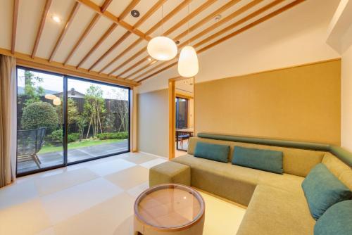 Premium Suite with Semi-Open-Air Bath	