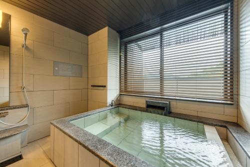 Comfort Deluxe with Semi-Open-Air Bath