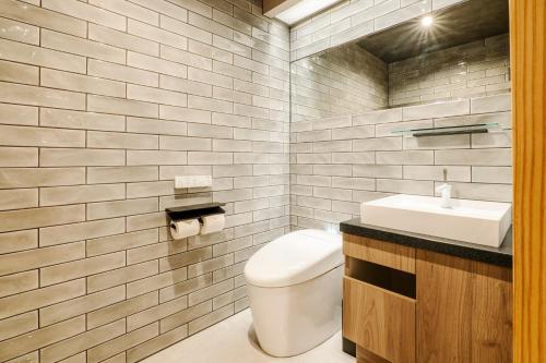 Junior Deluxe with Private Bathroom