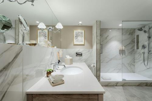 Junior King Suite with City View