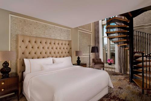 One-Bedroom Bi-Level Library King Suite with City View