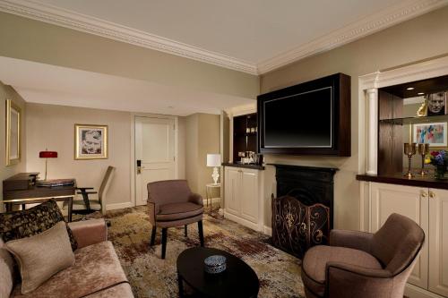 One-Bedroom Bi-Level Library King Suite with City View