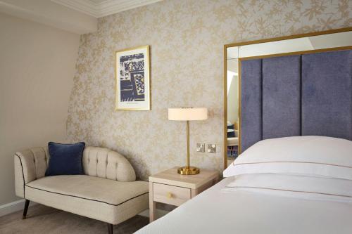 Classic Queen Room with Atrium View