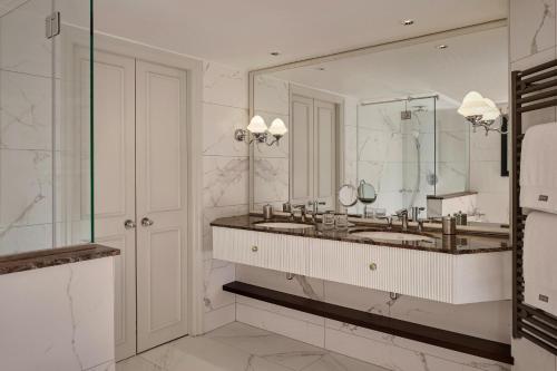 Deluxe King Suite with City View