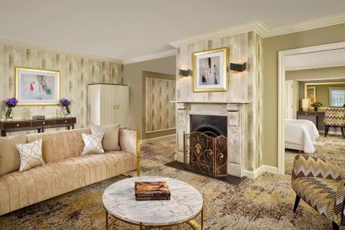 Deluxe King Suite with City View