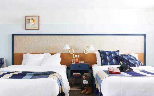 2 QUEEN BEDS RETRO CLASSIC  