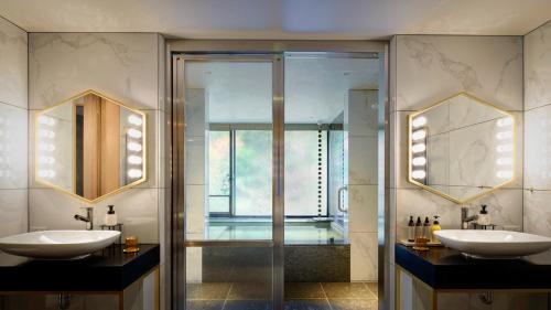 Fufu Luxury Corner Suite with Hot Spring Bath