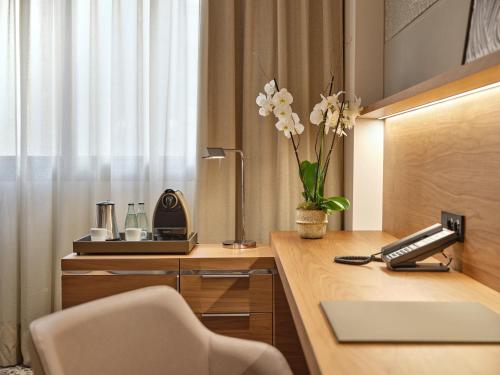 Classic Twin Room with City View