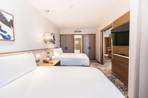 One-Bedroom Twin Suite with Sofa Bed and Balcony
