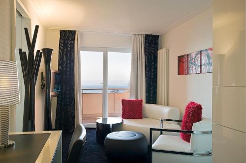 Suite Black&White with Lake and Mountain View