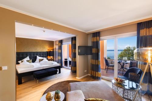 Junior Suite with Lake and Mountain View
