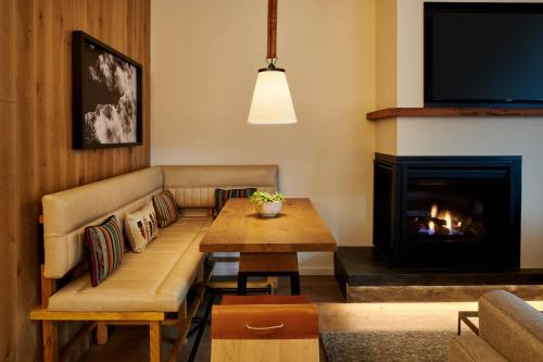 Junior King Suite with Sofa Bed and Fireplace - Top Floor
