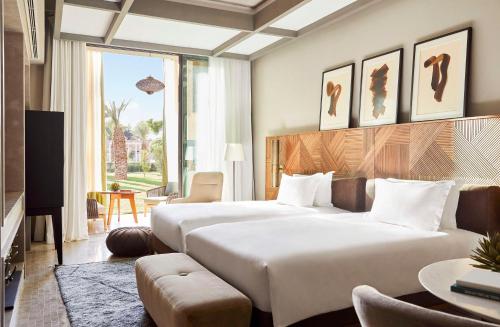 Twin room with mountain view