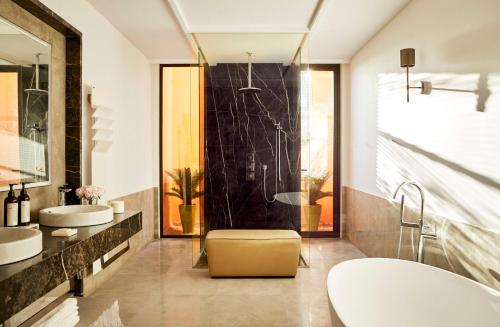 Twin room with mountain view