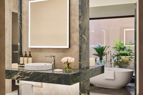Deluxe Park King Suite