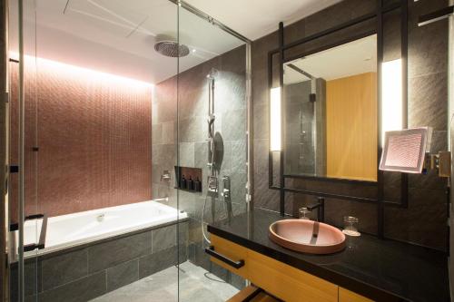 Deluxe Twin Room with Balcony - No view