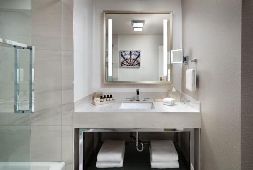 Fairmont Gold Two Bedroom Suite with Lounge Access and Harbour View