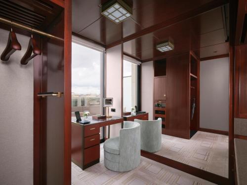 Grand Premier Terrace Suite King