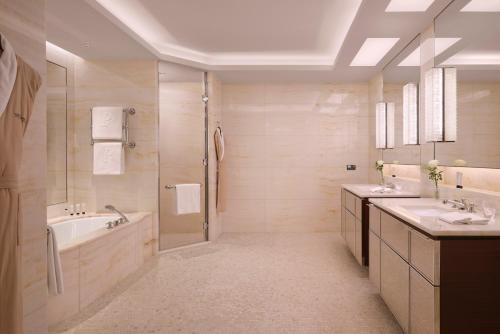Grand Premier Terrace Suite King