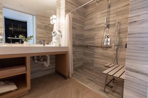 Wonderful King Studio Suite with Balcony, Ocean View and Roll-in Shower - Mobility Accessible