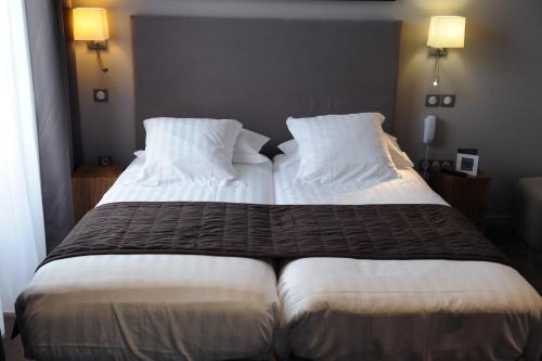2 Adjacent Rooms