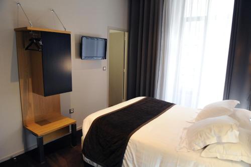 2 Adjacent Rooms