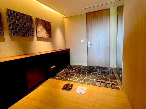 Corner Suite Twin Room - Non-Smoking