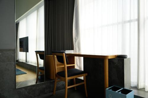 Deluxe 45 Corner (Corner Deluxe King Room-Nonsmoking)