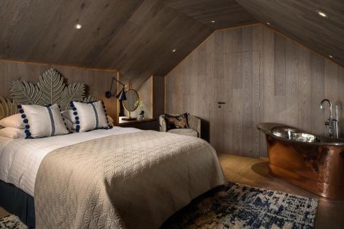 Pole Barn King Superior Room