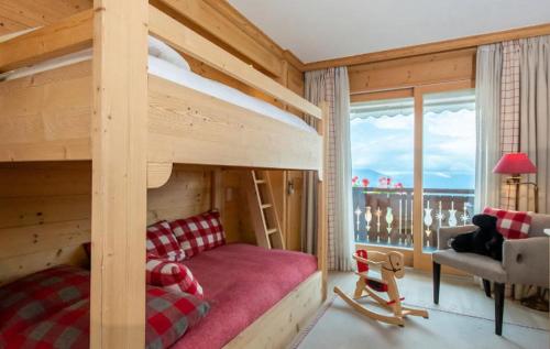 Apartment with Mountain View