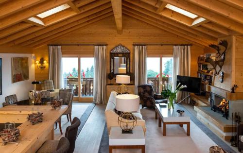 Apartment with Mountain View