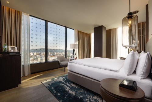 1 King Bed Premium Lounge Access