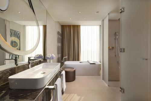 1 King Bed Premium Lounge Access