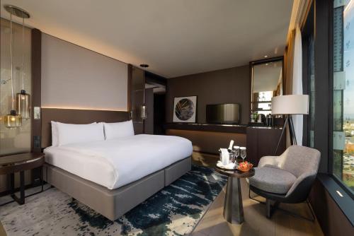 1 King Bed Premium Lounge Access
