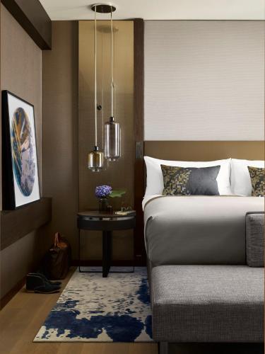 1 King Bed Premium Lounge Access