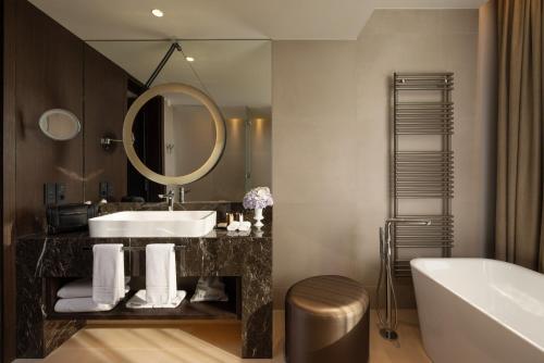 1 King Bed Premium Lounge Access
