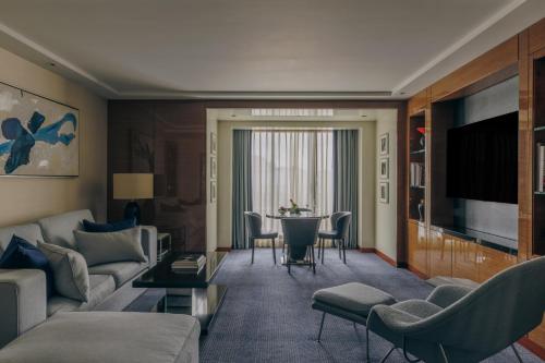 Ambassador Suite with King Bed