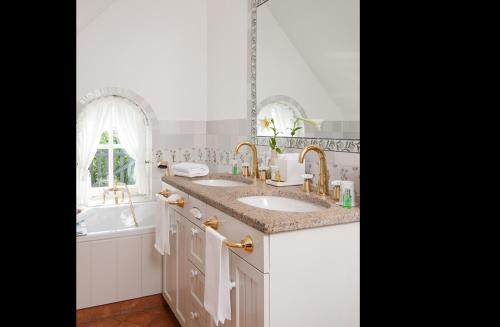 Junior Suite with Garden View