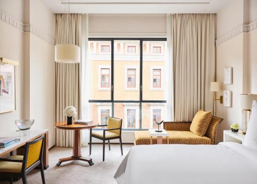 Deluxe Sevilla View Room King