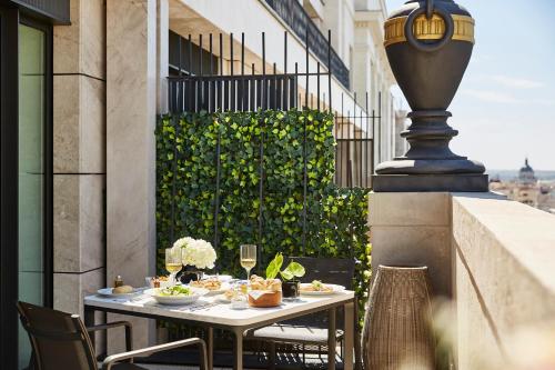Four Seasons Suite King with Terrace