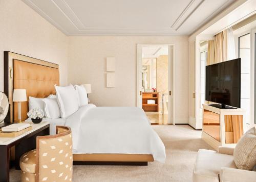 One-Bedroom Penthouse King Suite