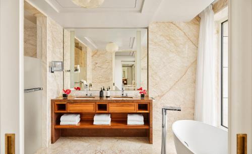 One-Bedroom Penthouse King Suite