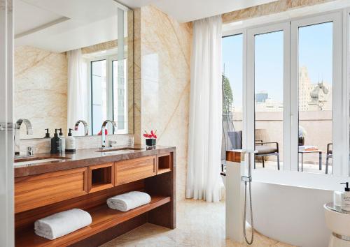 One-Bedroom Penthouse King Suite