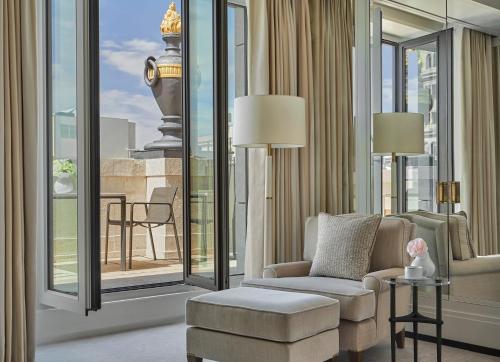 One-Bedroom Penthouse King Suite